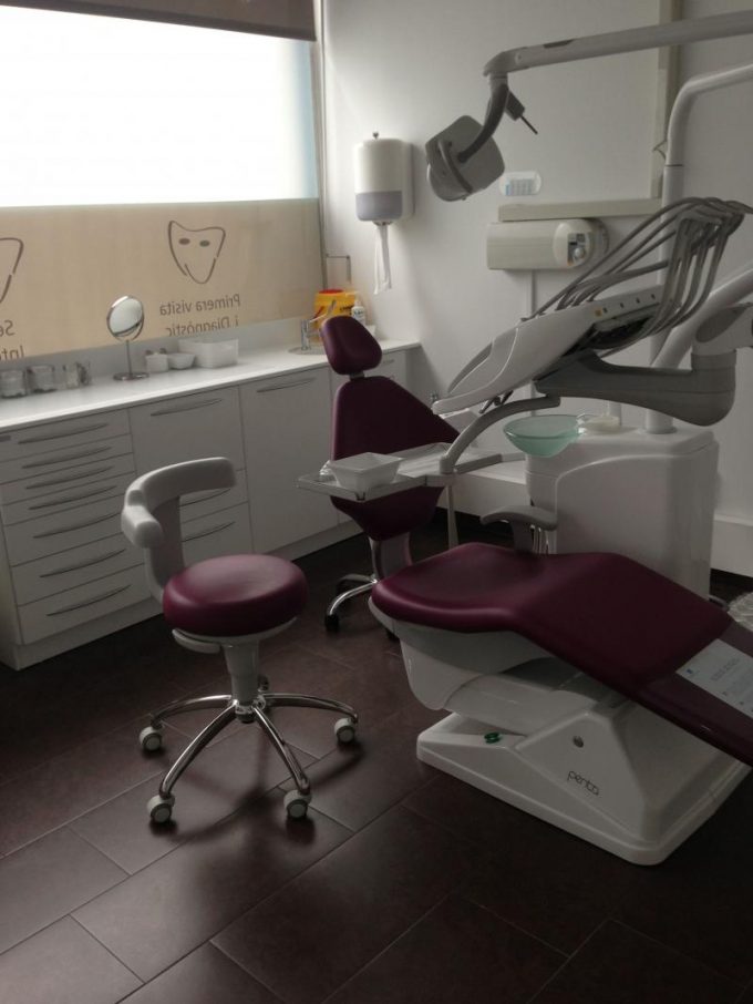 guia33-cornella-clinica-dental-clinica-dental-porta-diagonal-cornella-16649.jpg